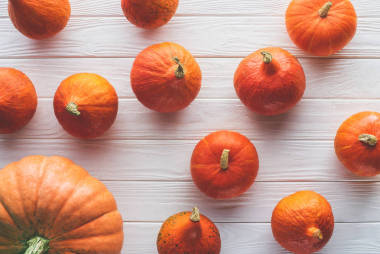 木桌上散落的秋橙南瓜的頂部視圖