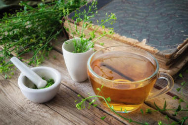 草藥茶杯, 一束牧羊人的錢包, 囊中的赤酵母藥材和舊書。草藥