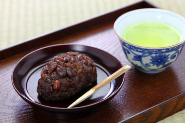 ohagi (botamochi), 年糕上覆蓋著甜紅豆醬, 傳統(tǒng)日本的神圣食物