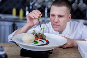 创意厨师在甜点里加配料