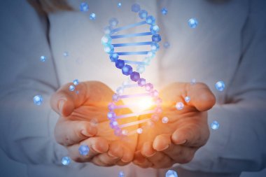 一個(gè)金發(fā)碧眼的女人拿著藍(lán)色的 dna 螺旋全息圖生物技術(shù)、生物學(xué)、醫(yī)學(xué)和科學(xué)概念。雙曝光色調(diào)圖像