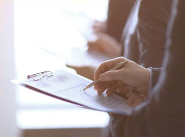 關(guān)門. 有剪貼板檢查統(tǒng)計(jì)信息的商人。辦公室里的商業(yè)伙伴