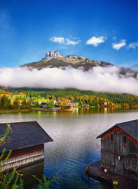 薄雾和阳光明媚的早晨在 Altaussee 村。阳光明媚的秋景在清晨。地点: 奥地利施蒂里亚 Liezen 区 Altaussee 村欧洲