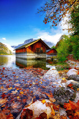 薄雾和阳光明媚的早晨在 Altaussee 村。阳光明媚的秋景在清晨。地点: 奥地利施蒂里亚 Liezen 区 Altaussee 村欧洲