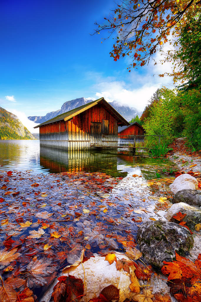 薄霧和陽(yáng)光明媚的早晨在 Altaussee 村。陽(yáng)光明媚的秋景在清晨。地點(diǎn): 奧地利施蒂里亞 Liezen 區(qū) Altaussee 村歐洲