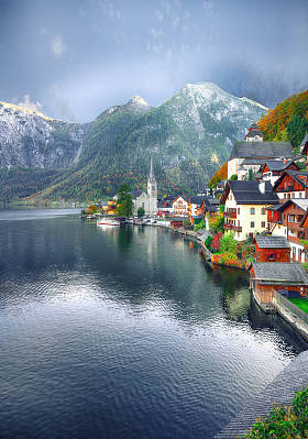 雾秋日出的著名哈尔施塔特湖畔镇, 反映在 Hallstattersee 湖。地点: 哈尔施塔特, 萨尔茨卡梅谷地区, 奥地利, 阿尔卑斯。欧洲