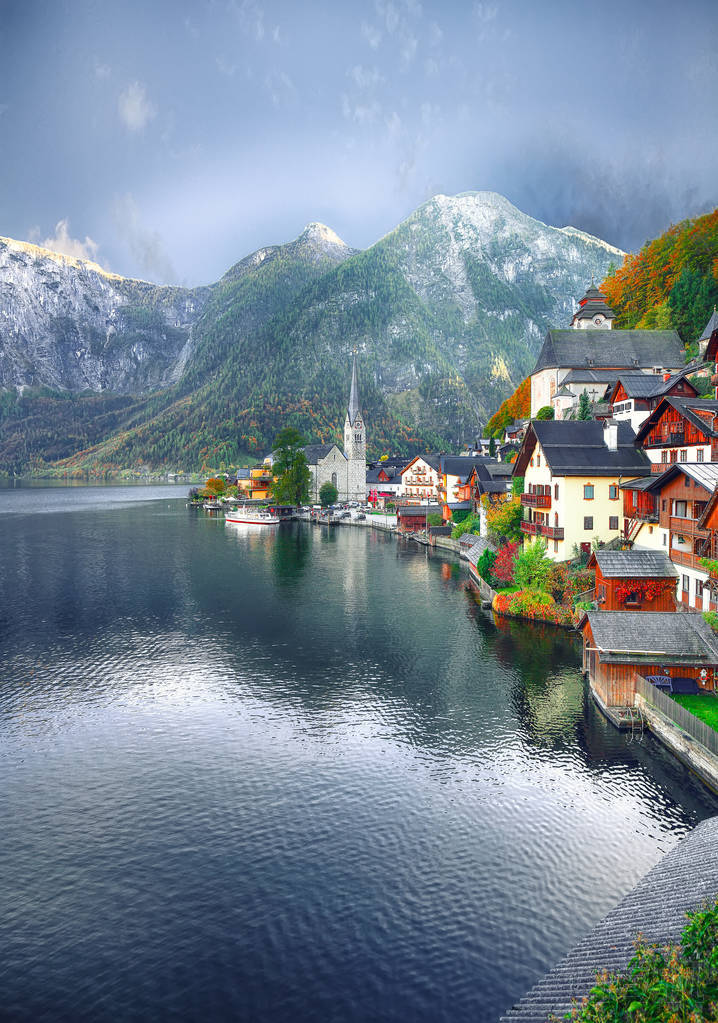 霧秋日出的著名哈爾施塔特湖畔鎮(zhèn), 反映在 Hallstattersee 湖。地點: 哈爾施塔特, 薩爾茨卡梅谷地區(qū), 奧地利, 阿爾卑斯。歐洲