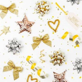 圣诞节装饰在黄金颜色与圣诞快乐标签白色背景