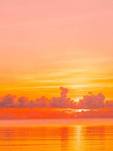 美麗的熱帶海灘和海洋風(fēng)景與云彩和天空在日出或日落時(shí)間為旅行和假期