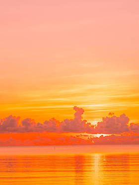 美丽的热带海滩和海洋风景与云彩和天空在日出或日落时间为旅行和假期