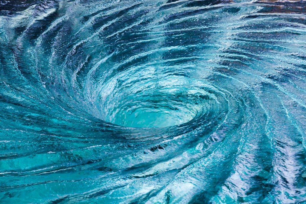 蓝色水的汹涌漩涡 蓝色水的汹涌漩涡