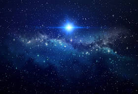 明亮的蓝星闪耀在深太空中, 星群背后的恒星爆炸。高分辨率银河背景