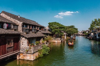 中國烏鎮(zhèn)河邊的中國傳統船和房子