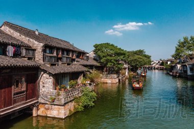 中國烏鎮(zhèn)河邊的中國傳統(tǒng)船和房子