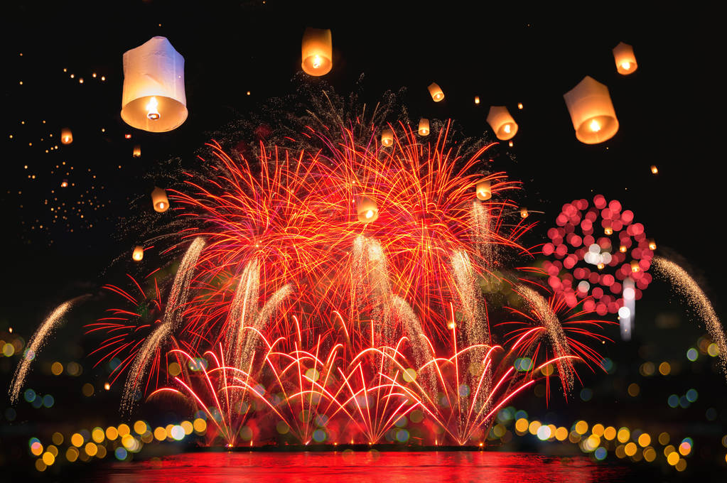 美丽的烟花和灯笼庆祝与模糊的博克光, 快乐的新年和快乐的圣诞