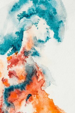 白色背景的橙色和绿色水彩颜料的抽象绘画