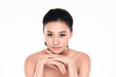 美丽的年轻亚洲妇女与干净的新鲜皮肤看远, 女孩秀丽面孔关心。面部护理, 美容, 美容和水疗