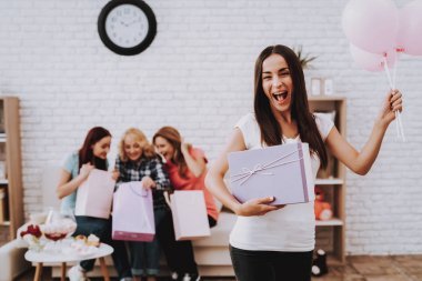 和家人一起度假。家庭的好日子。与3月愉快的一天。爱快乐的时光。人们与朋友一起庆祝3月8日。现在和球为黑发。微笑的脸在快乐的一天3月8日。微笑的脸