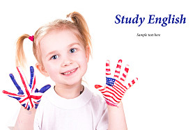 学习英语语言概念的儿童的手上的美国和英文标志