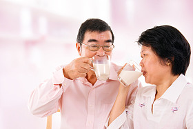 亚洲成熟夫妇喝豆奶照片