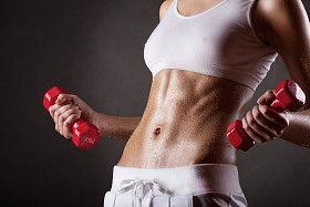 哑铃健身的女人图片