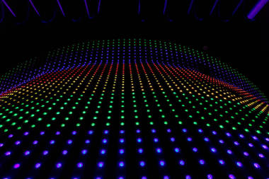 墙体光与散景的抽象背景图片