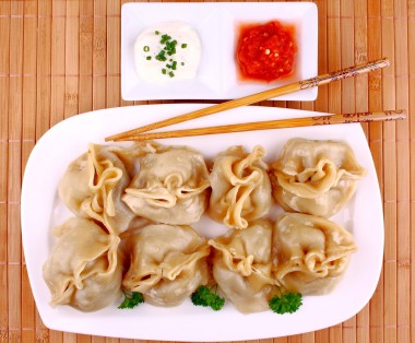 餃子用筷子和辣椒醬，白板上的查看從頂部