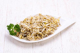 腌黄豆在碗里照片