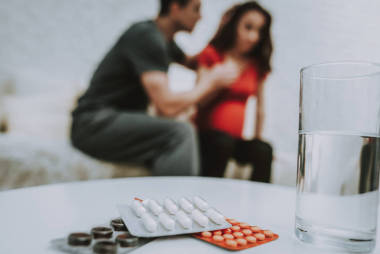 表。房间。片。感觉不好。沮丧。母亲。病。怀孕的女孩。痛苦。家。坏习惯。虐待。坐。沙发。分娩。肚皮。闲暇时间。危险。坏妈妈医疗紧急