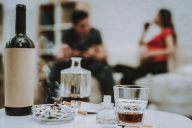 表。一瓶酒。威士忌的飲水機。玻璃。男人吵架了懷孕的女孩。壞媽媽。喝酒精飲料。壞習慣。虐待。母親。坐。沙發(fā)。家。肚皮。危險。分娩