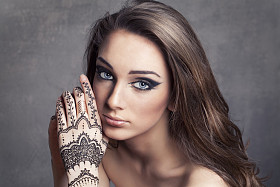 手绘 mehandi 的女孩