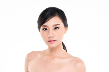 美麗的年輕亞洲婦女與干凈的新鮮皮膚看遠(yuǎn), 女孩秀麗面孔關(guān)心。面部護(hù)理, 美容, 美容和水療