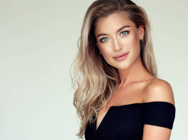 有一头卷发的年轻金发女人美丽的式样与长, 发型 