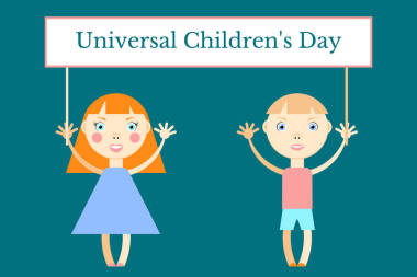 世界兒童日。社會(huì)節(jié)日的概念。女孩和男孩拿著一個(gè)橫幅與事件的名稱?？ㄍL(fēng)