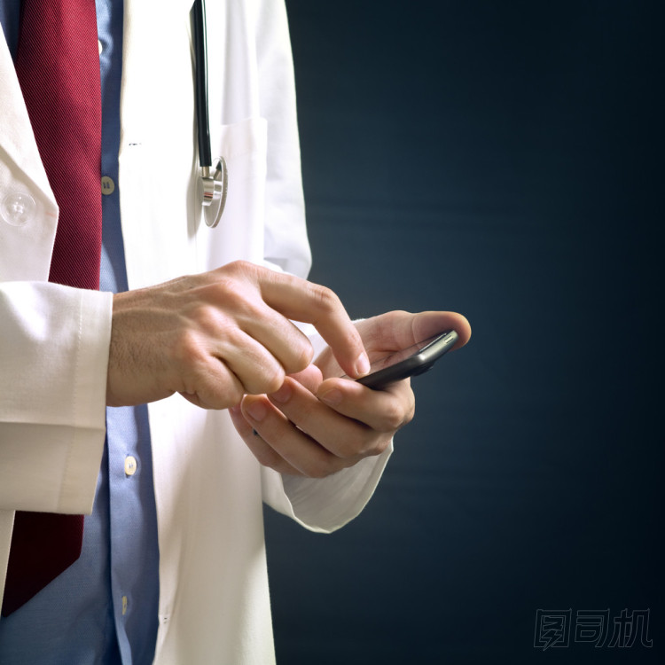 醫(yī)生使用的智能手機(jī)設(shè)備圖片