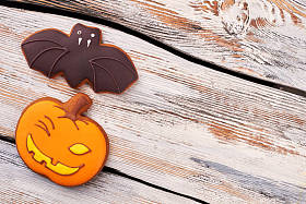 万圣节糖果饼干在木制背景下