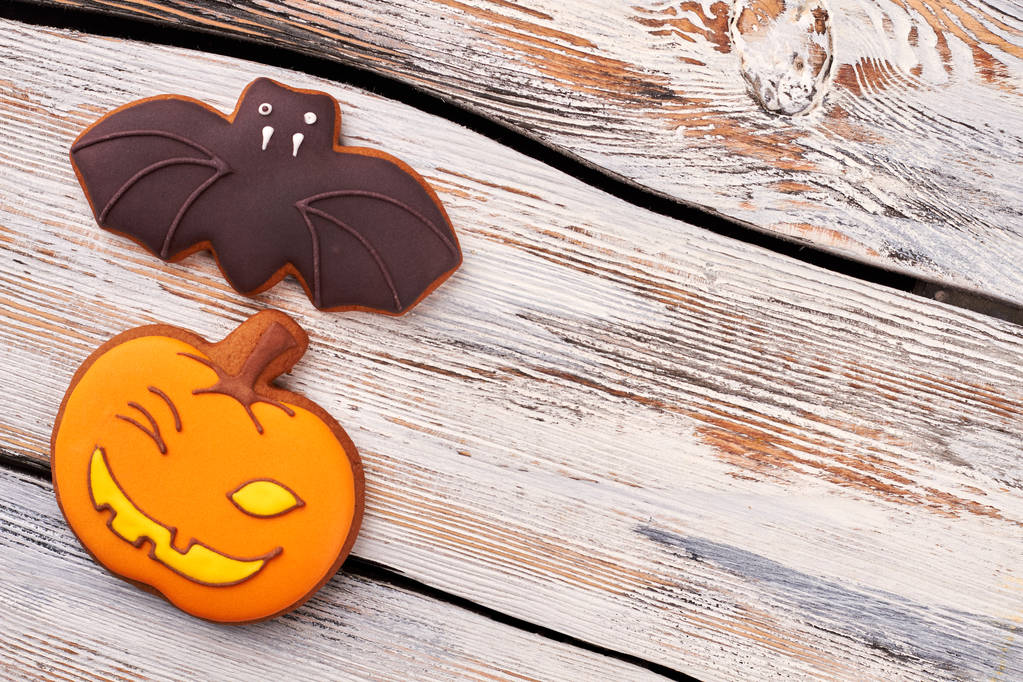 万圣节糖果饼干在木制背景下