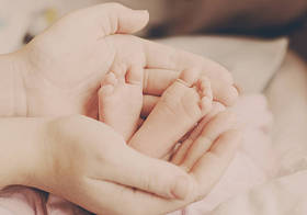 特写小新生婴儿脚在母亲手中. 