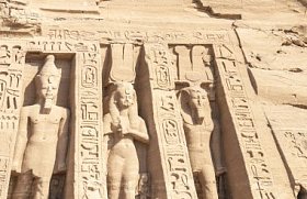 阿布辛贝, 拉美西斯二世, 埃及的大寺庙, 外殿的细