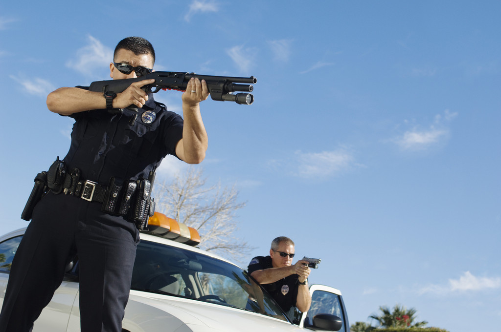 警务人员瞄准猎枪照片 警务人员瞄准猎枪照片