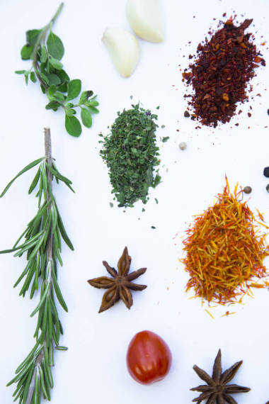 烹飪熱辣食品的概念。干香料, 豆類(lèi)和香草在白色桌上, 頂部視圖