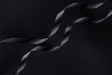 黑色背景上兩條光滑緞帶的頂部視圖