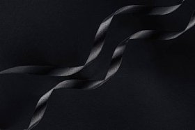 黑色背景上两条光滑缎带的顶部视图