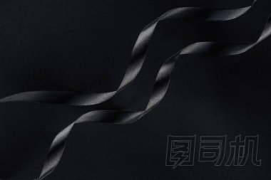 黑色背景上兩條光滑緞帶的頂部視圖