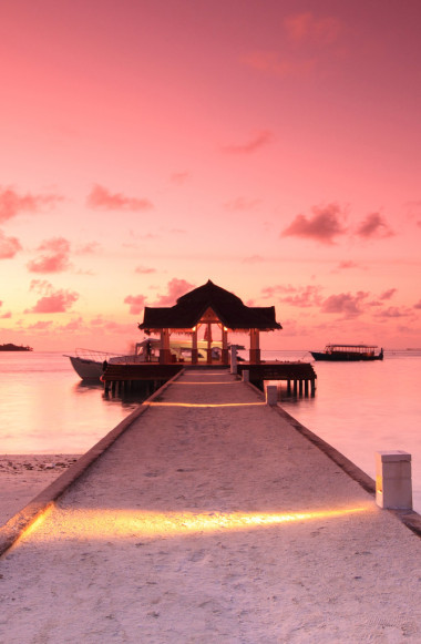 在夕阳下的码头图片