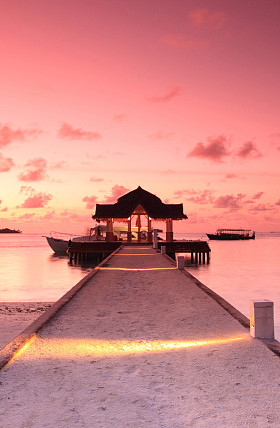 在夕阳下的码头图片