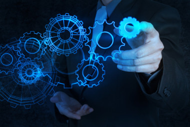 生意人手拿著裝備走向成功照片