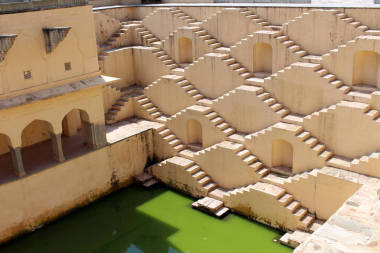 这座独特的建筑被称为“智慧米娜卡昆德”(Amber)。这是2018年8月在印度拍摄的