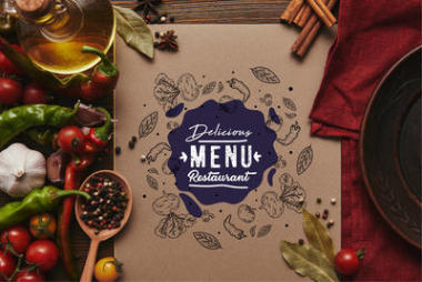 “美食家”在美食餐廳的菜單卡上，香料和蔬菜在木質(zhì)的表面上