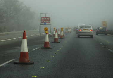 有雾的公路图片